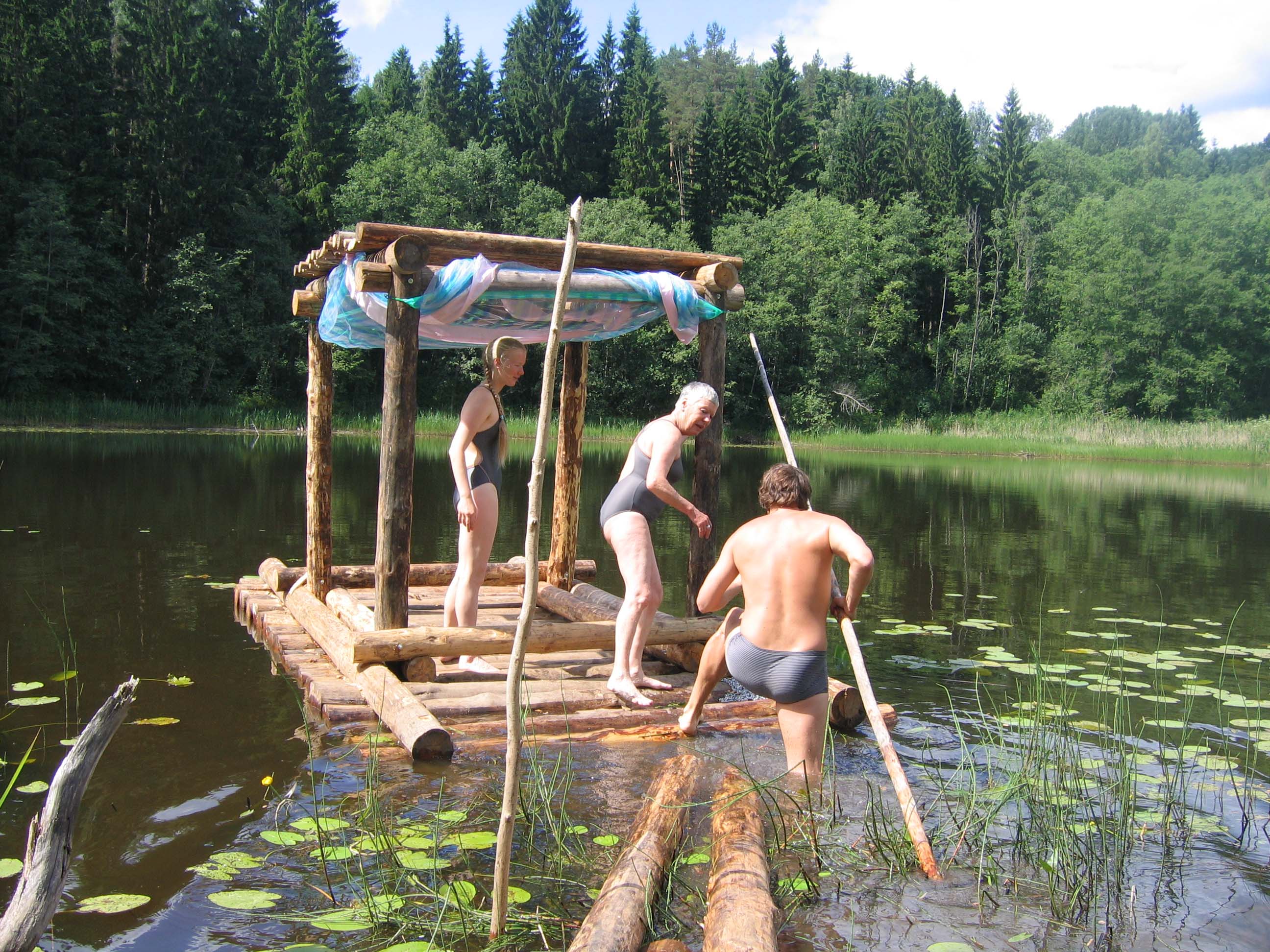 Raft, Reject Lärchen-Holz, Höhe 2,20 m, 3 x 4,5 m., Kütiorg, Koloreino See, Estland, 2005